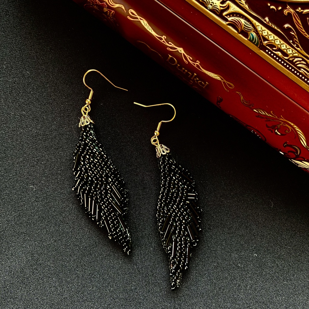 魔法使いをイメージした黒翼ピアス