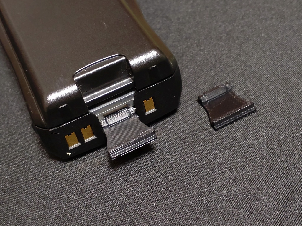 ICOM IC-P7/IC-4077Sのバッテリー蓋ロック部品