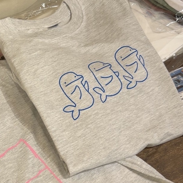 スリー・グッド・ドルフィンズ シルクスクリーンTシャツ