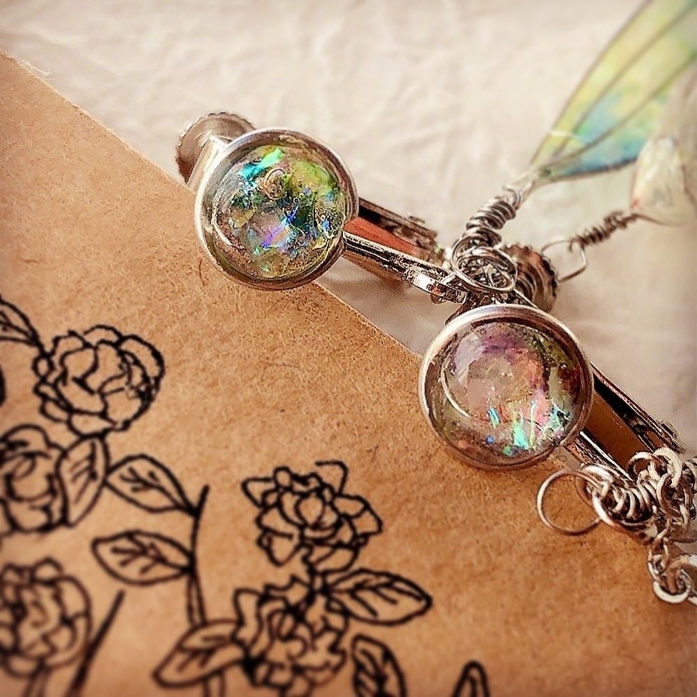 巻き付くヒレの耳飾り