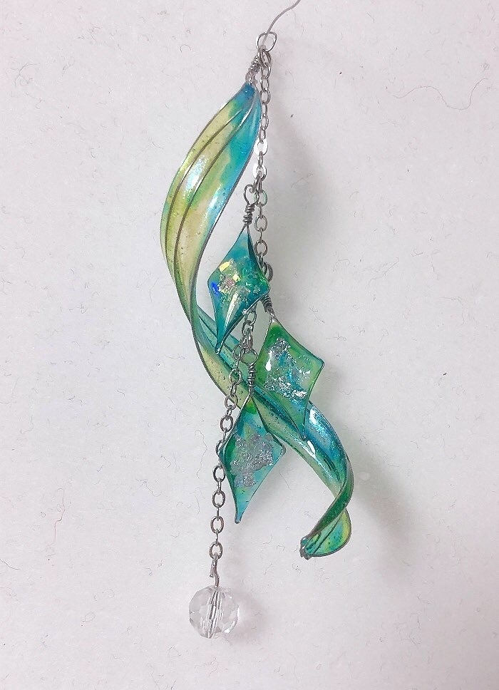 巻き付くヒレの耳飾り