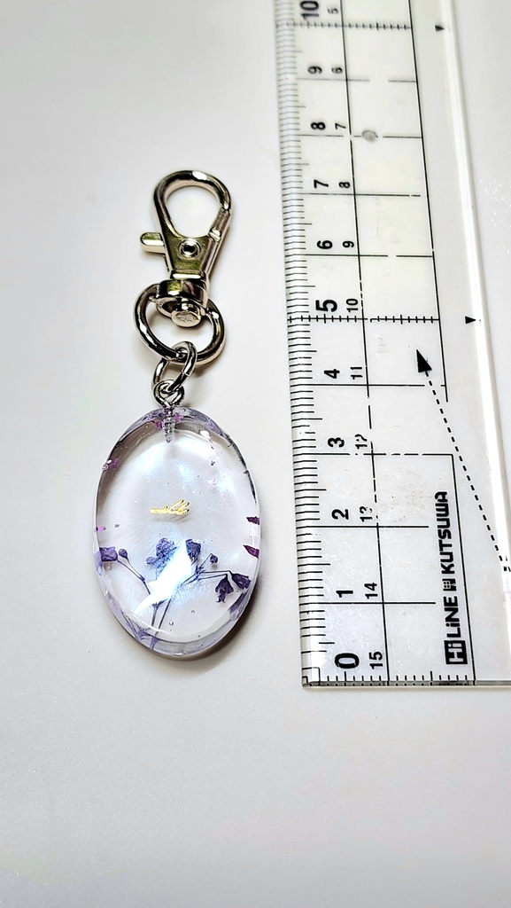 かすみ草の楕円型キーホルダー