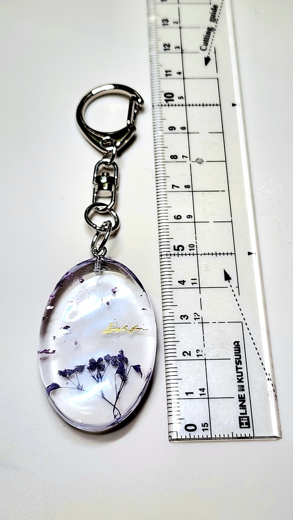 かすみ草の楕円型キーホルダー
