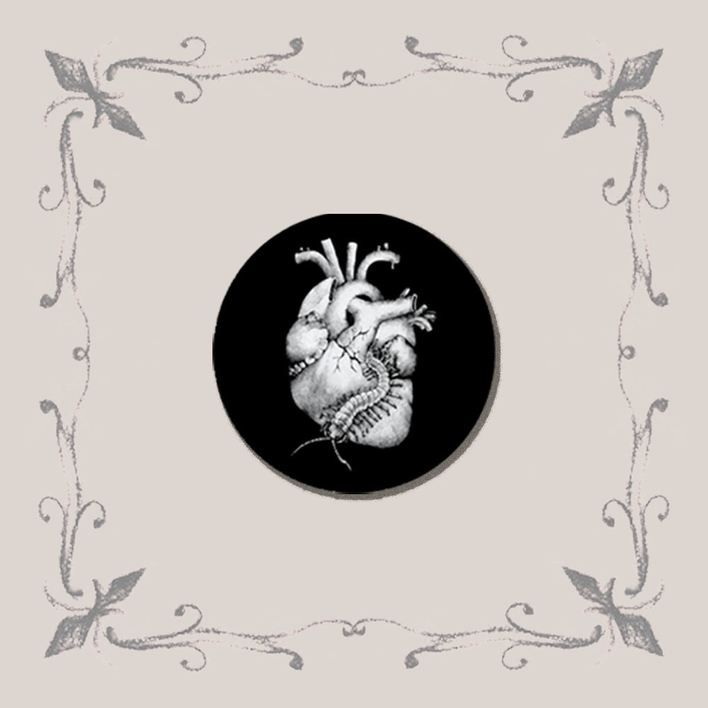 ［re:new］eroded heart button badges black（侵喰された心臓缶バッジ黒）