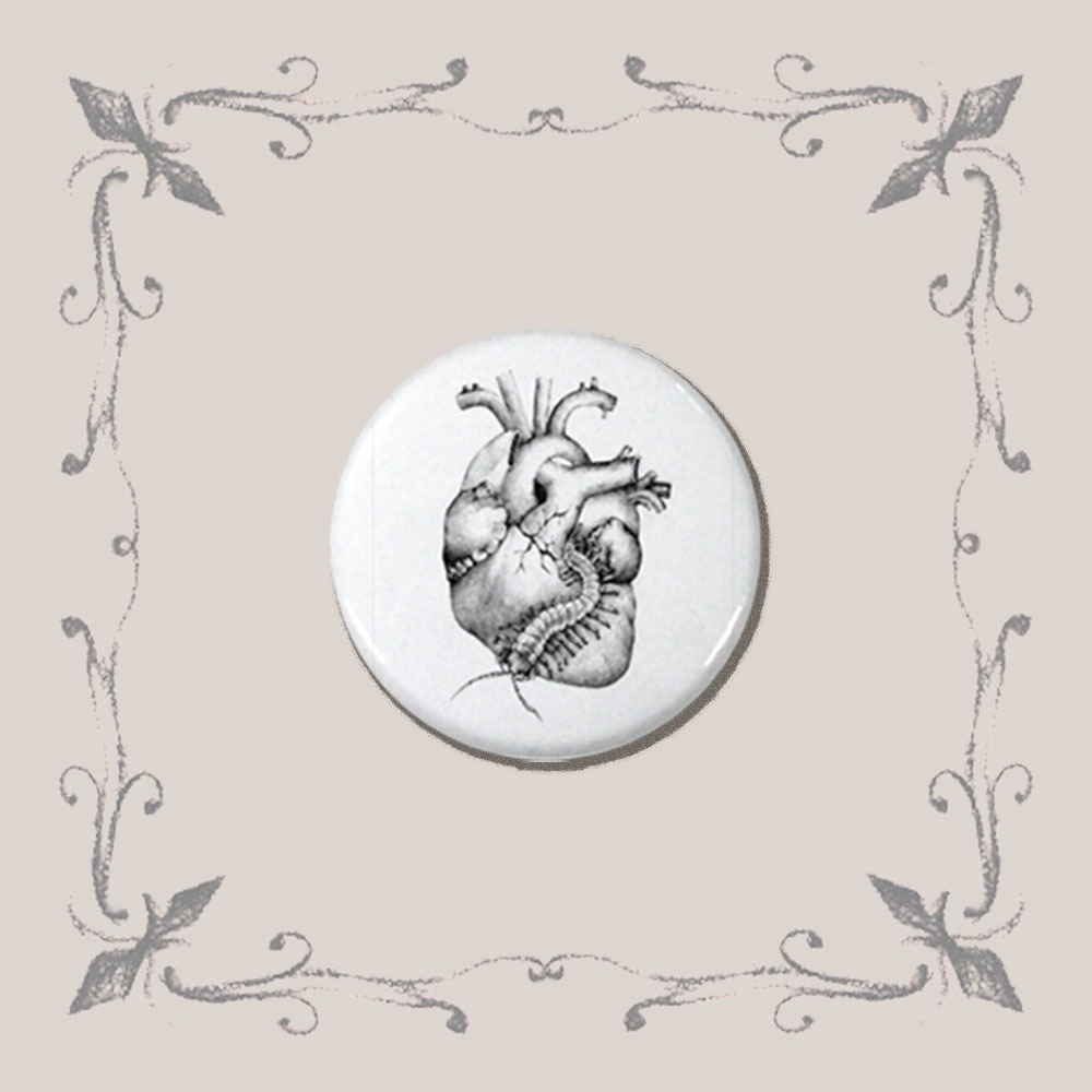eroded heart button badges white（侵喰された心臓缶バッジ白）