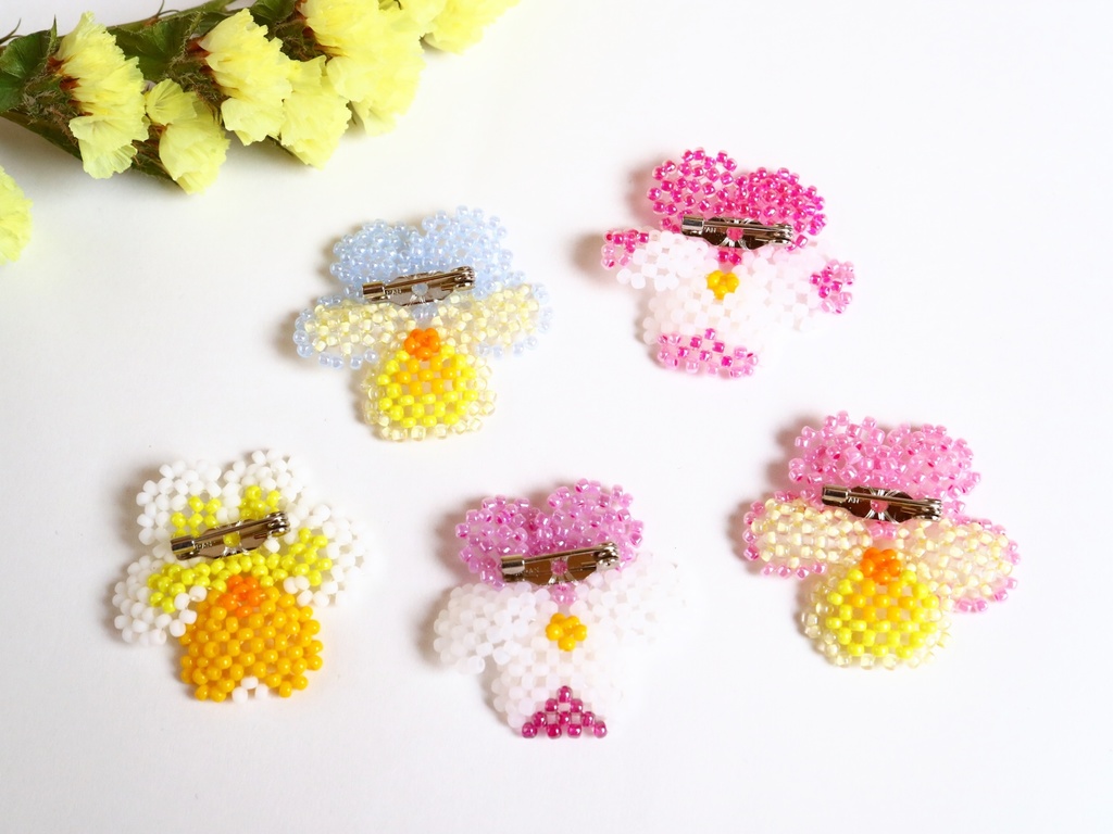 1輪売りパンジーのブローチ(C)