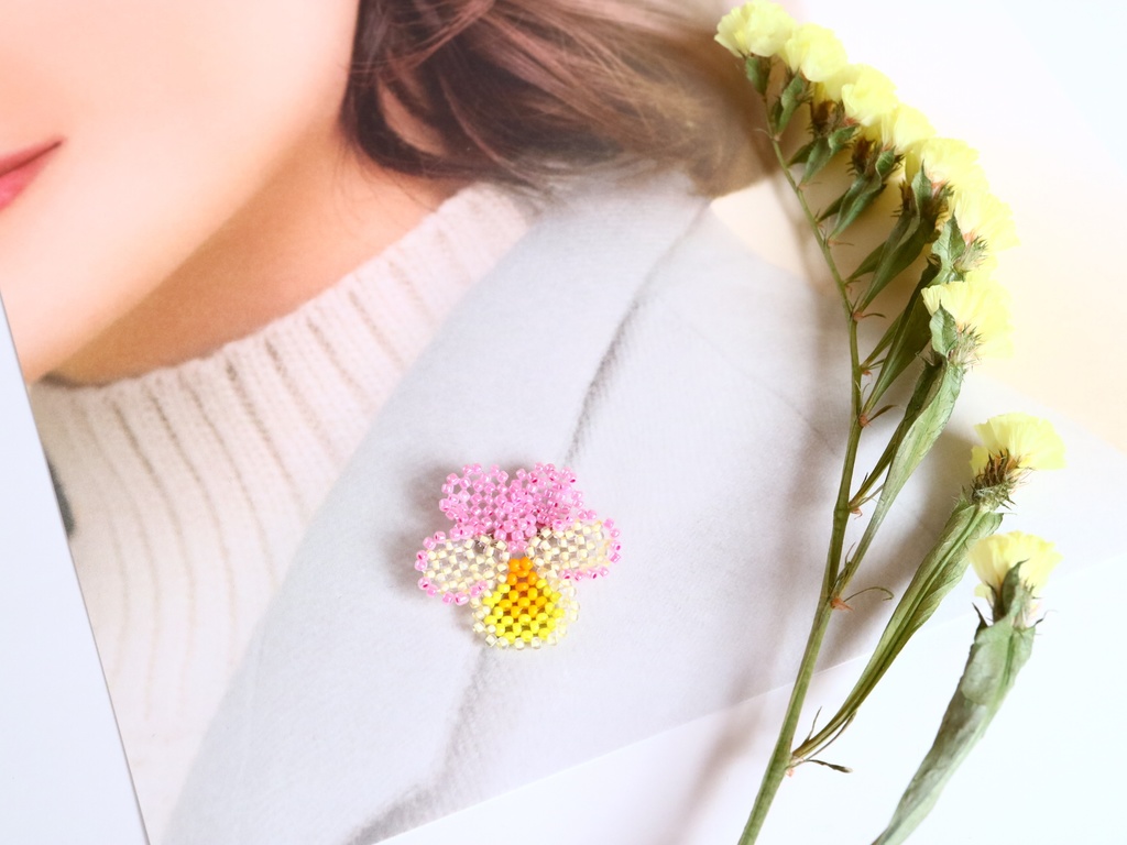 1輪売りパンジーのブローチ(C)