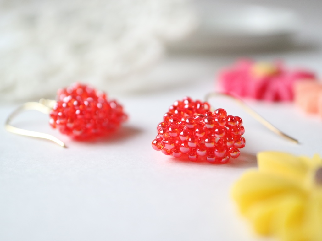 ハートのピアス(赤)