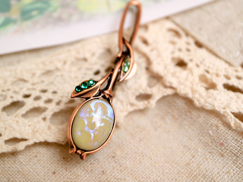 蕾のブローチ(ミルク・クリーム)