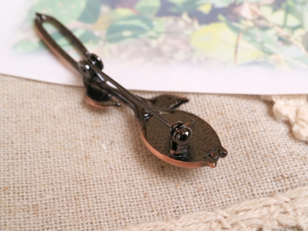 蕾のブローチ(ミルク・クリーム)