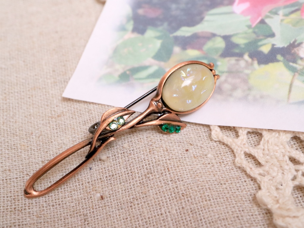 蕾のブローチ(ミルク・クリーム)