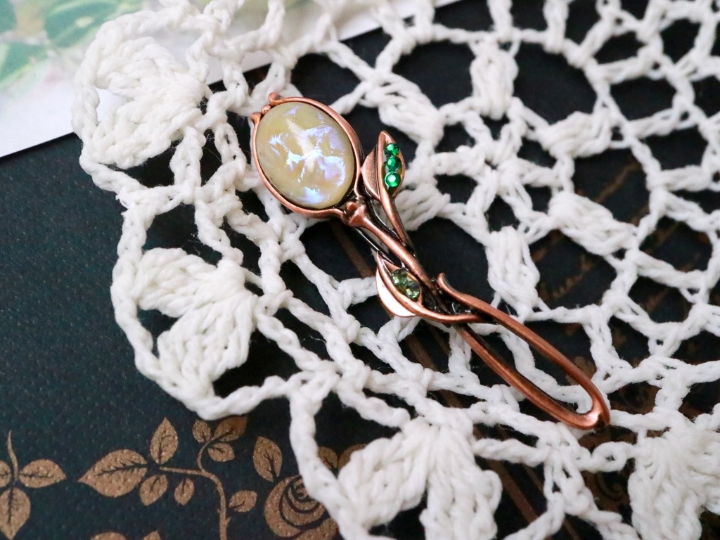 蕾のブローチ(ミルク・クリーム)