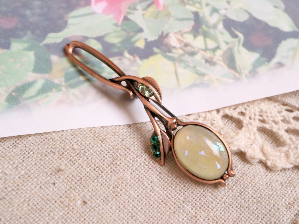 蕾のブローチ(ミルク・クリーム)