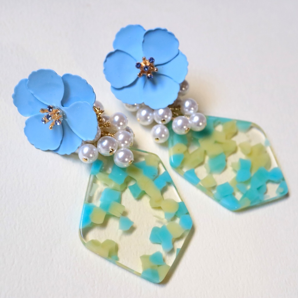 そよ風渡る空色の花のイヤリング