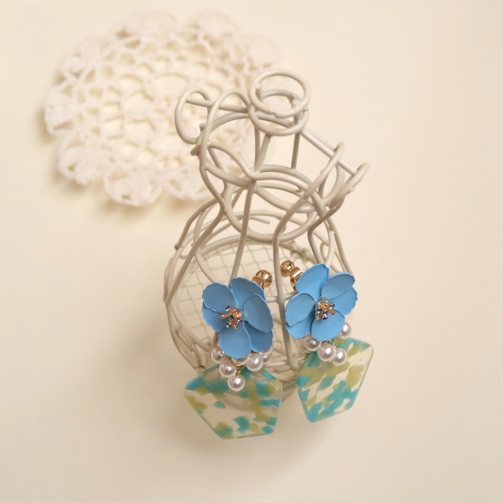 そよ風渡る空色の花のイヤリング