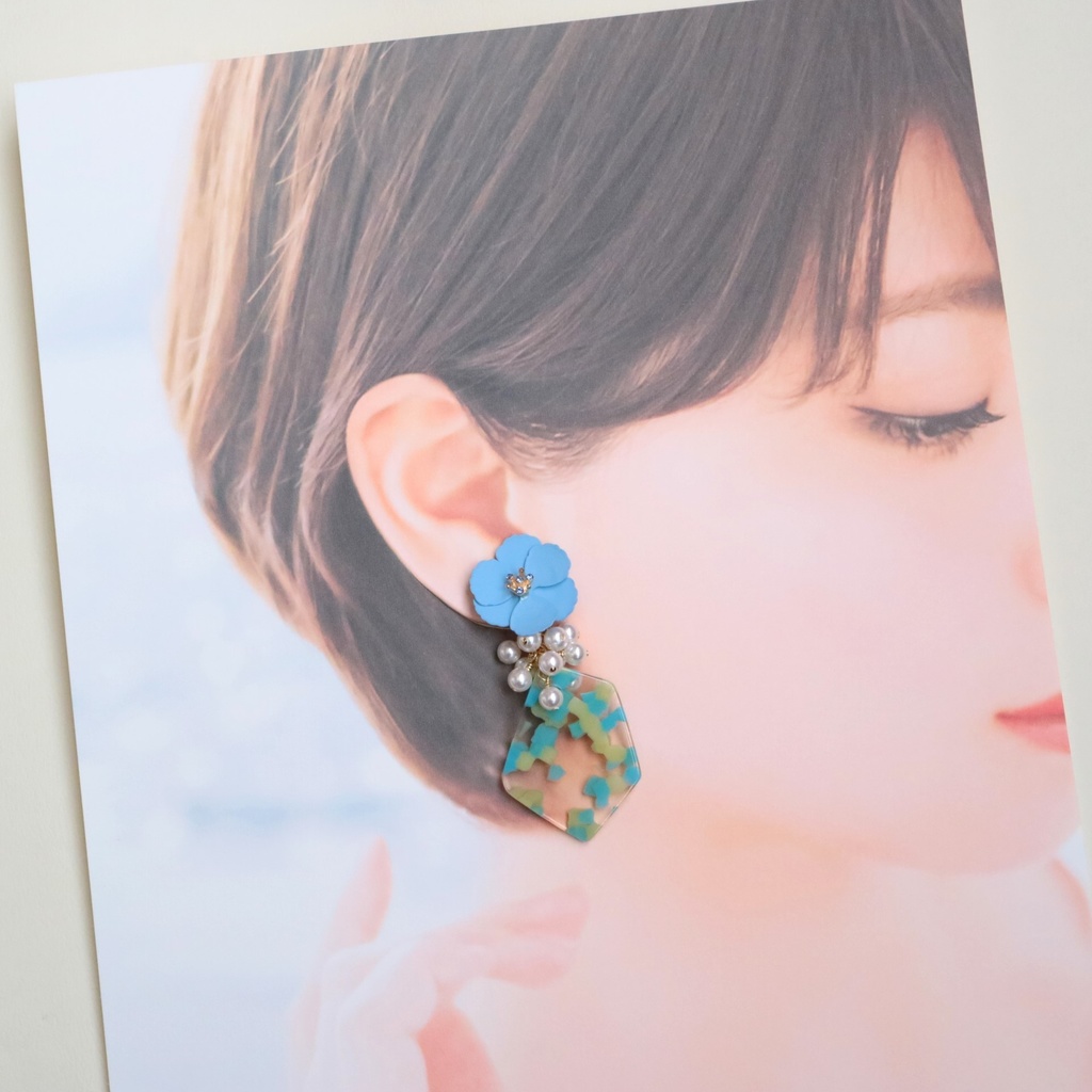 そよ風渡る空色の花のイヤリング