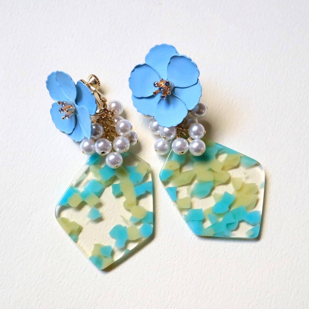 そよ風渡る空色の花のイヤリング