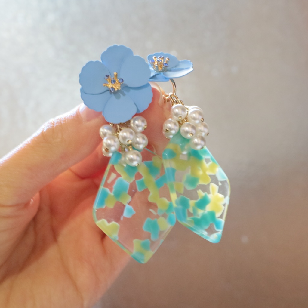 そよ風渡る空色の花のイヤリング