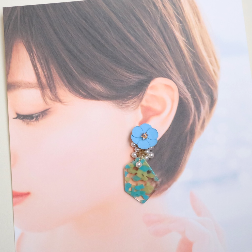 そよ風渡る空色の花のイヤリング