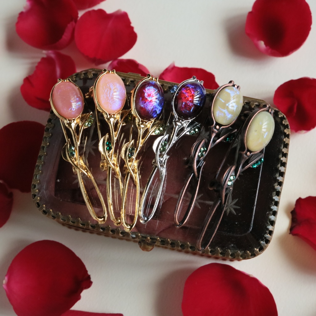 【訳あり】蕾のブローチ(ローズ)