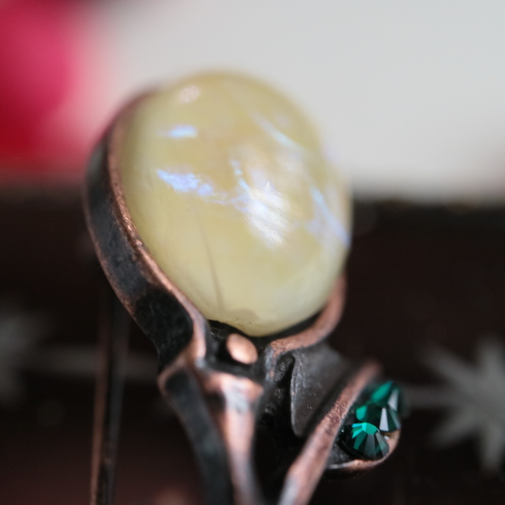 【訳あり】蕾のブローチ(ミルク・クリーム)1