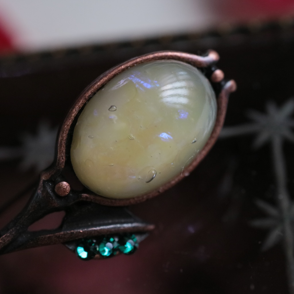 【訳あり】蕾のブローチ(ミルク・クリーム)2