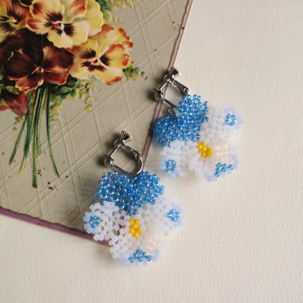 パンジーのイヤリング/ピアス(ブルー&ホワイト)