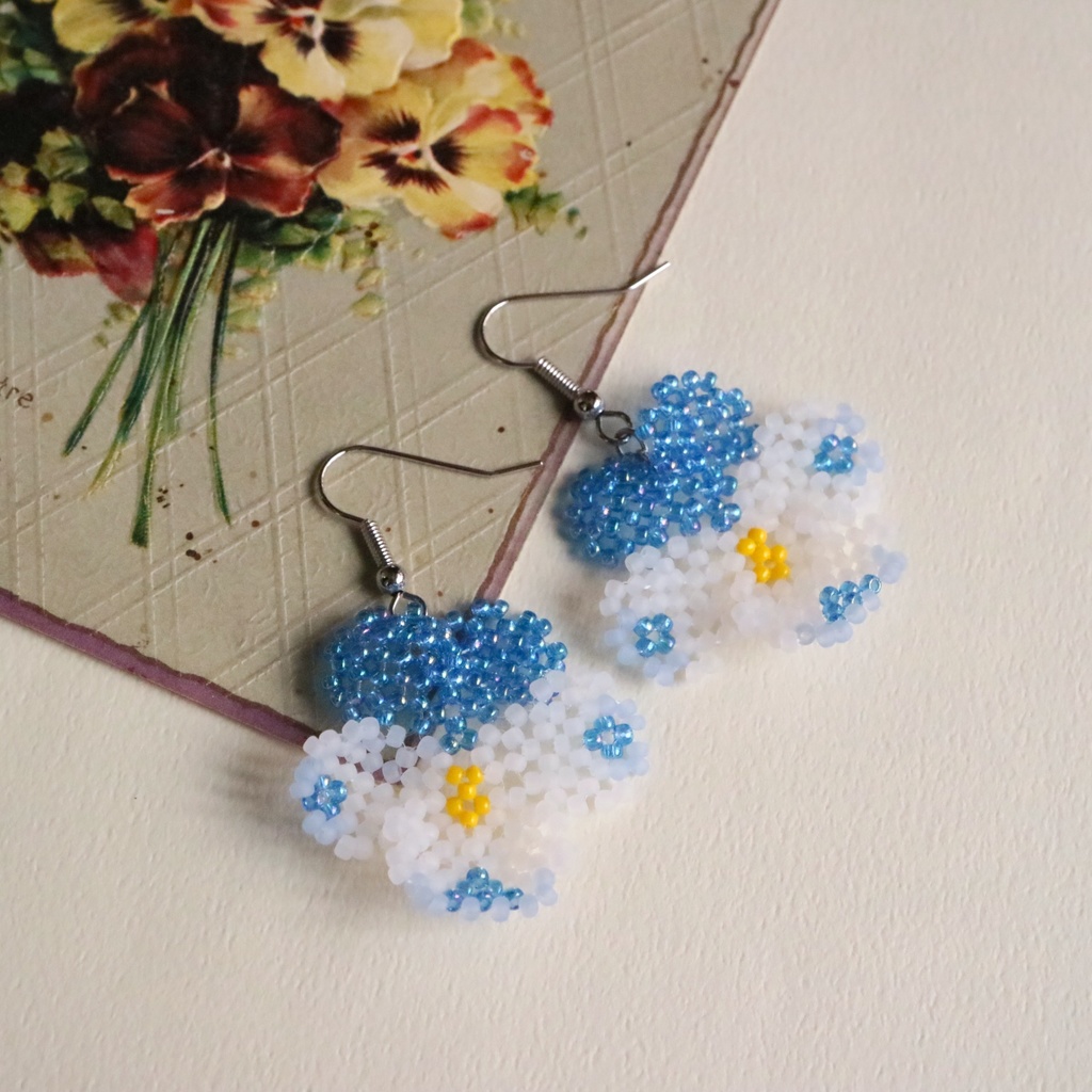 パンジーのイヤリング／ピアス（ブルー＆ホワイト）