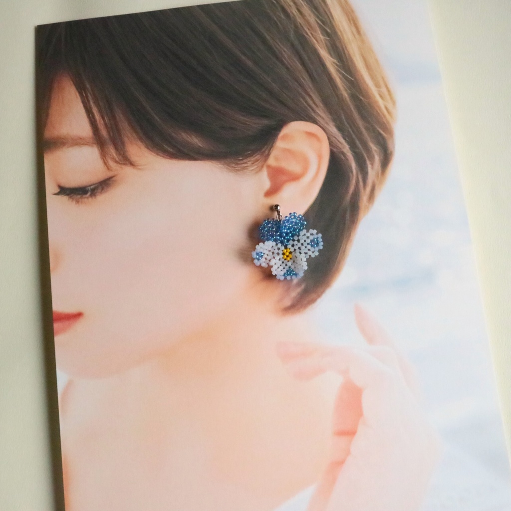 パンジーのイヤリング/ピアス(ブルー&ホワイト)