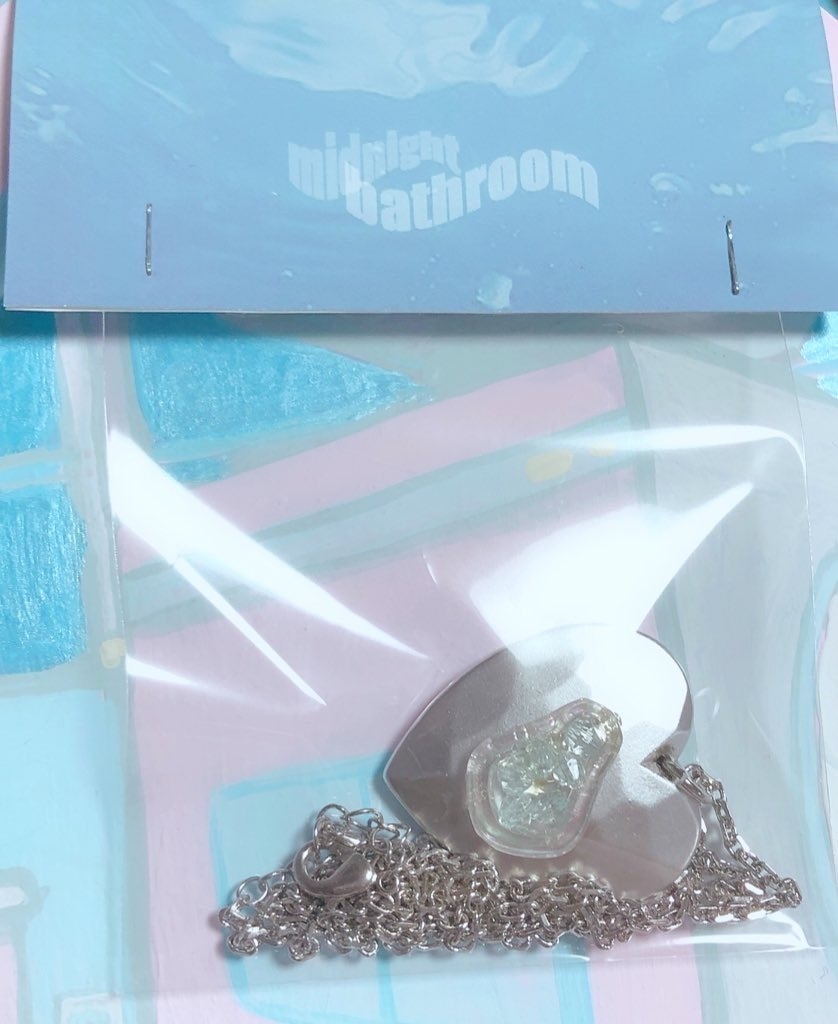 思い耽けるプールの縁