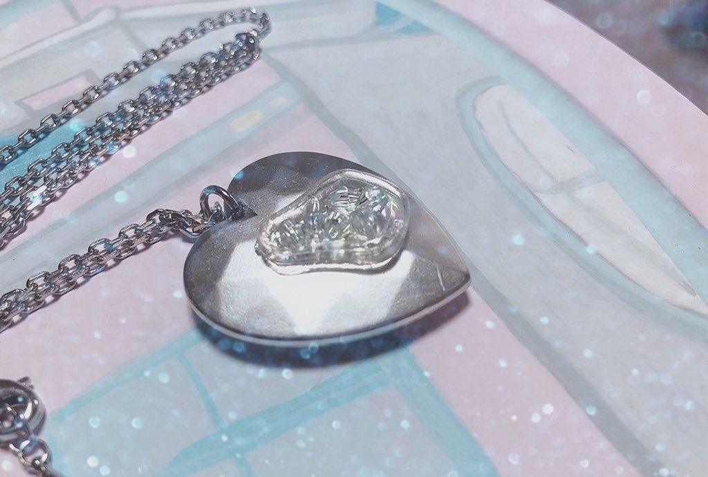 思い耽けるプールの縁