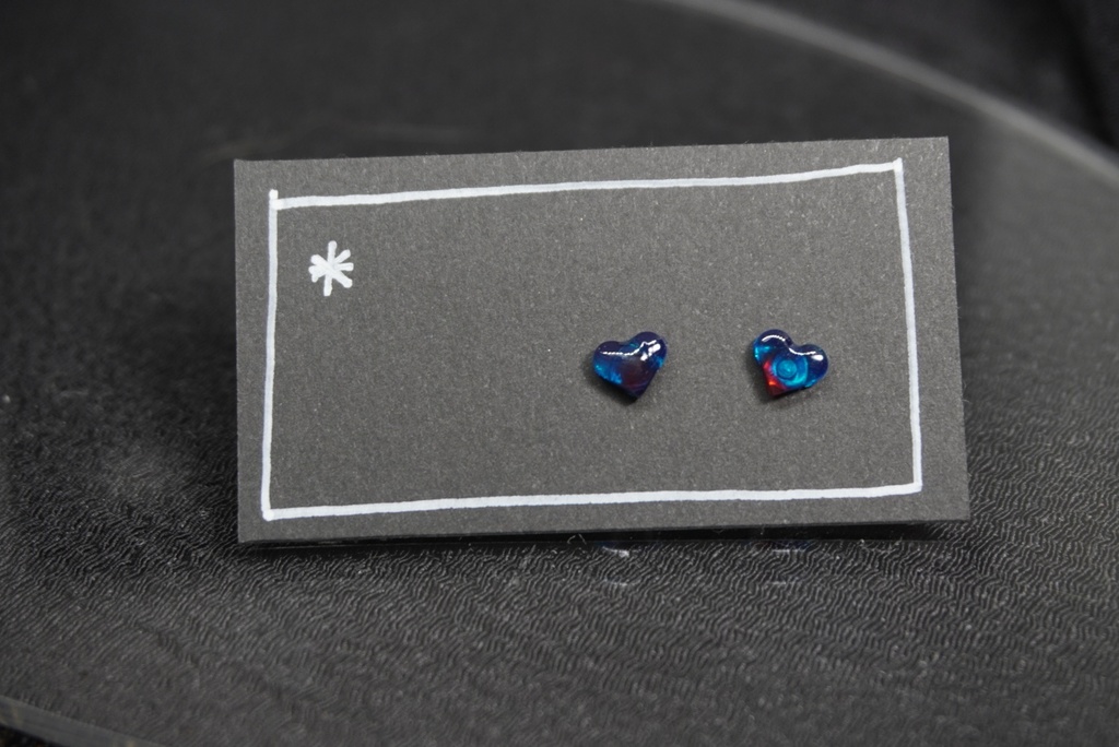 sans モチーフピアス