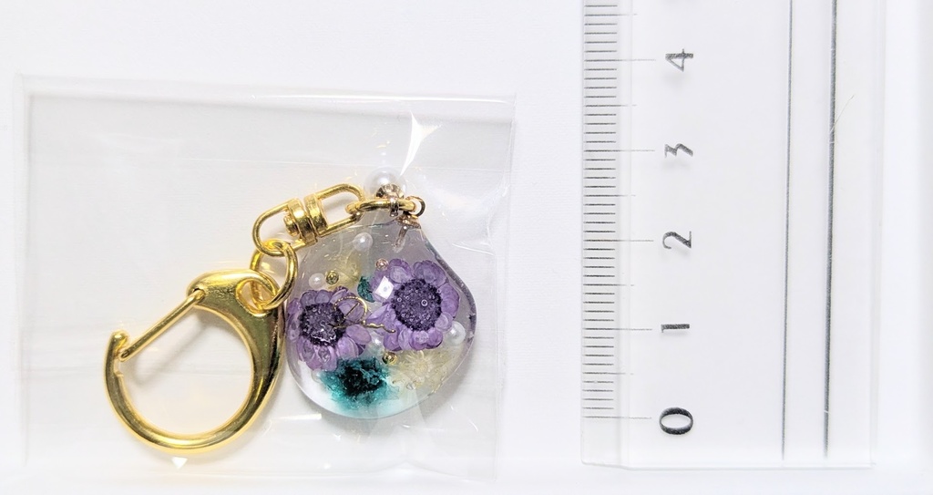 綺麗なお花のレジンキーホルダー