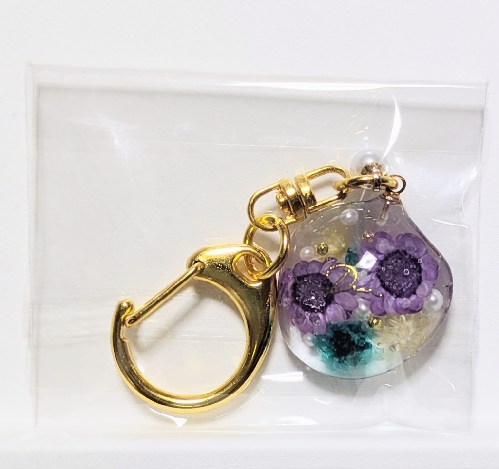 綺麗なお花のレジンキーホルダー
