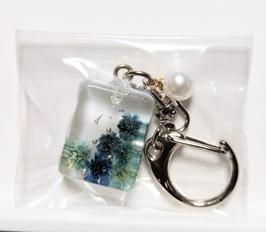 青と緑色のお花のレジンキーホルダー