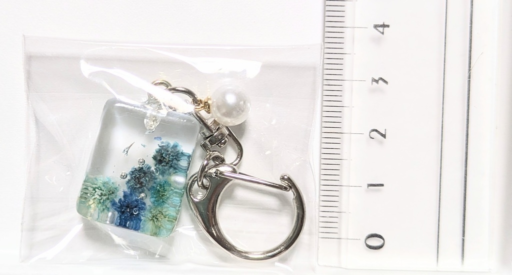 青と緑色のお花のレジンキーホルダー