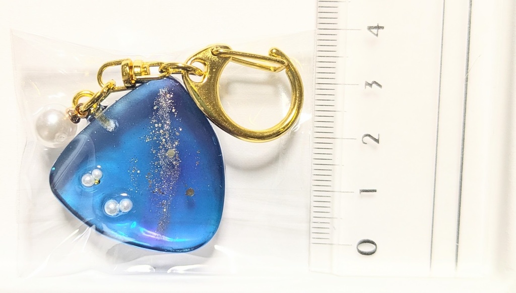 青色三角のレジンキーホルダー