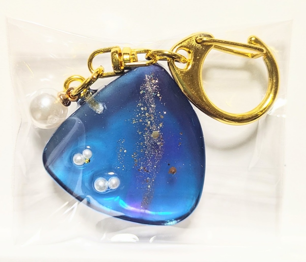 青色三角のレジンキーホルダー