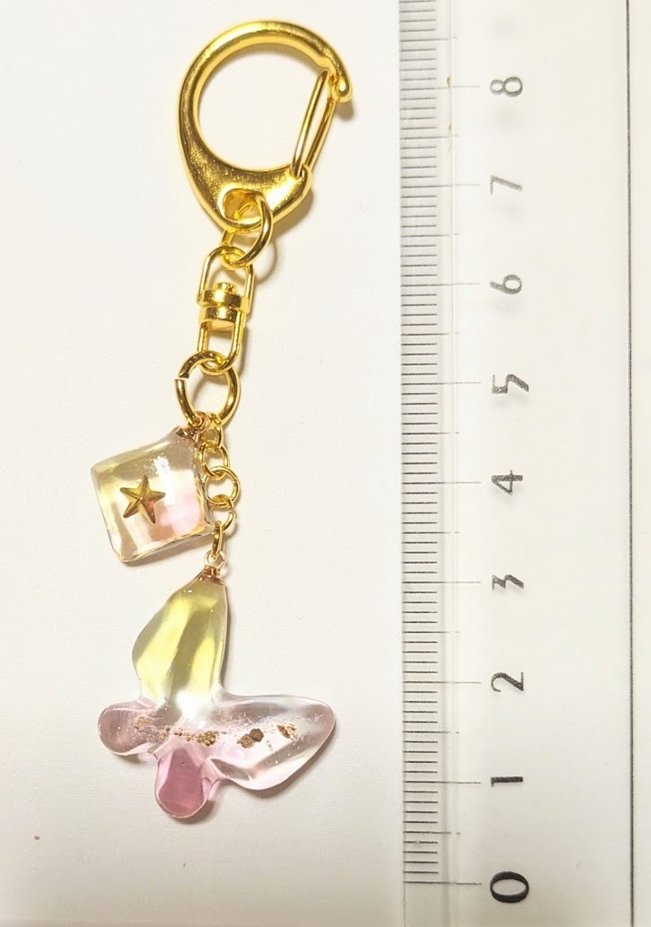 蝶モチーフレジンキーホルダー