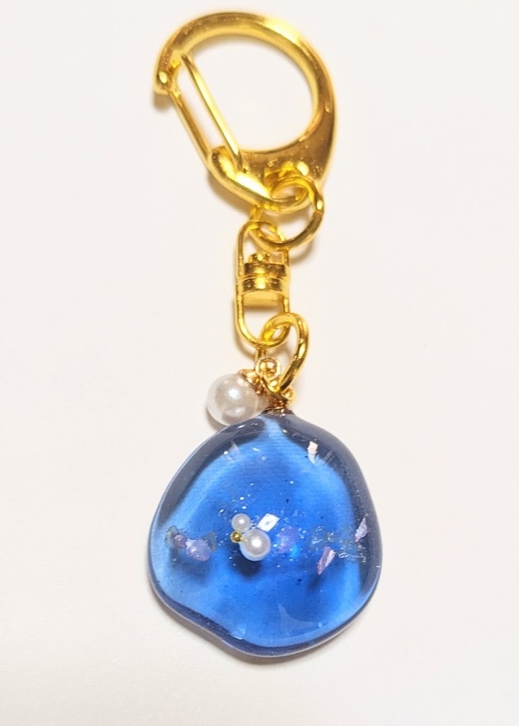 青とパールのレジンキーホルダー