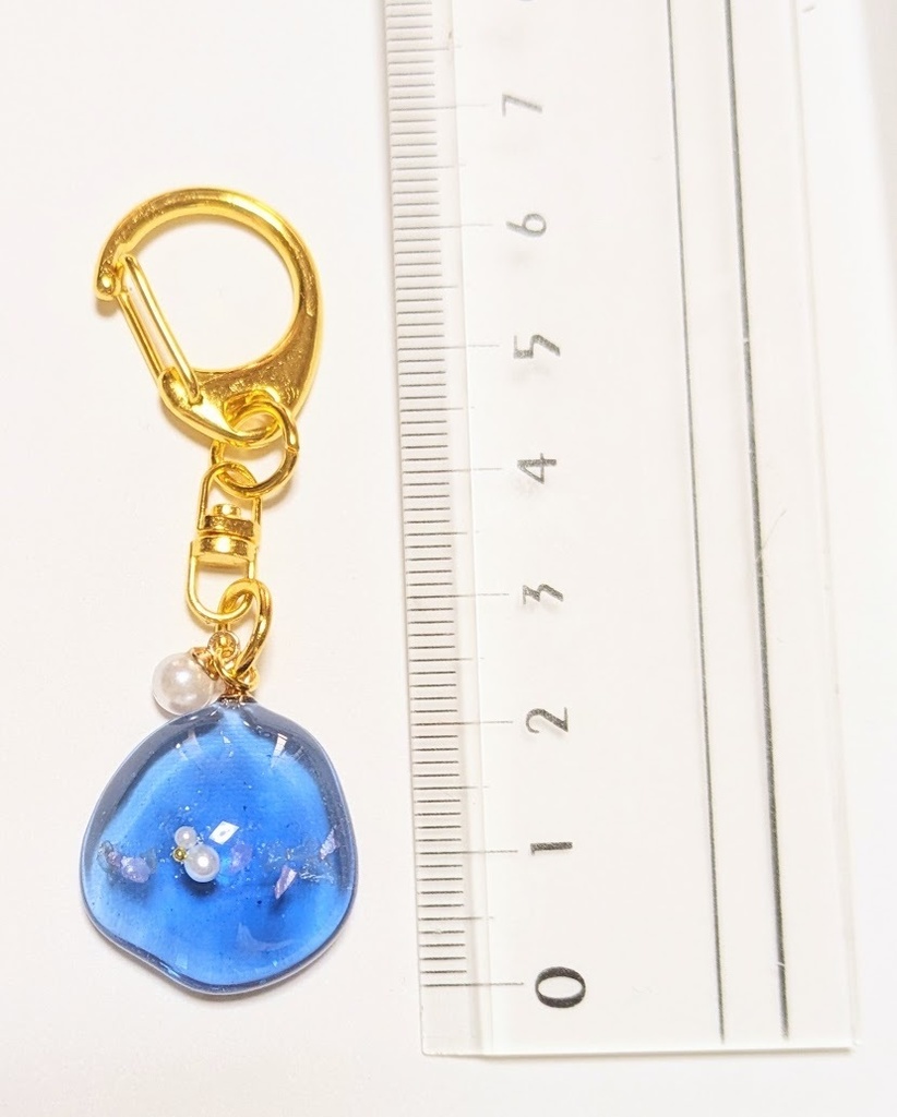 青とパールのレジンキーホルダー