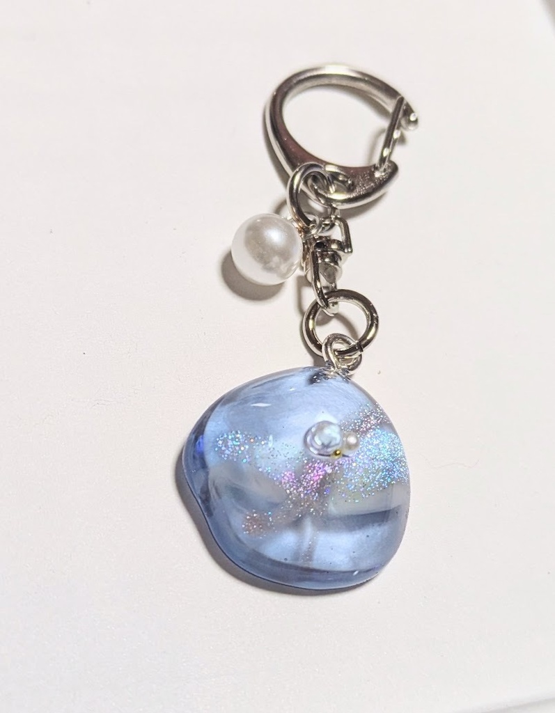淡い青色のパールレジンキーホルダー