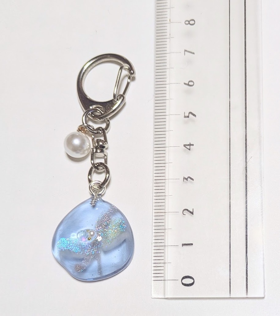 淡い青色のパールレジンキーホルダー