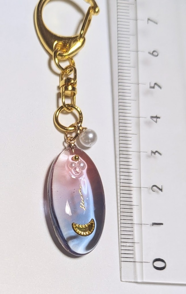 月のレジンキーホルダー