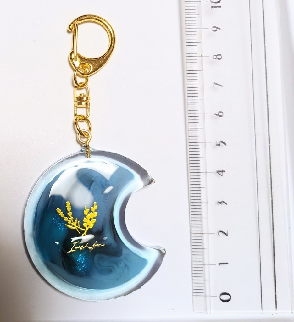 月の形レジンキーホルダー