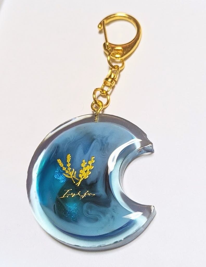 月の形レジンキーホルダー