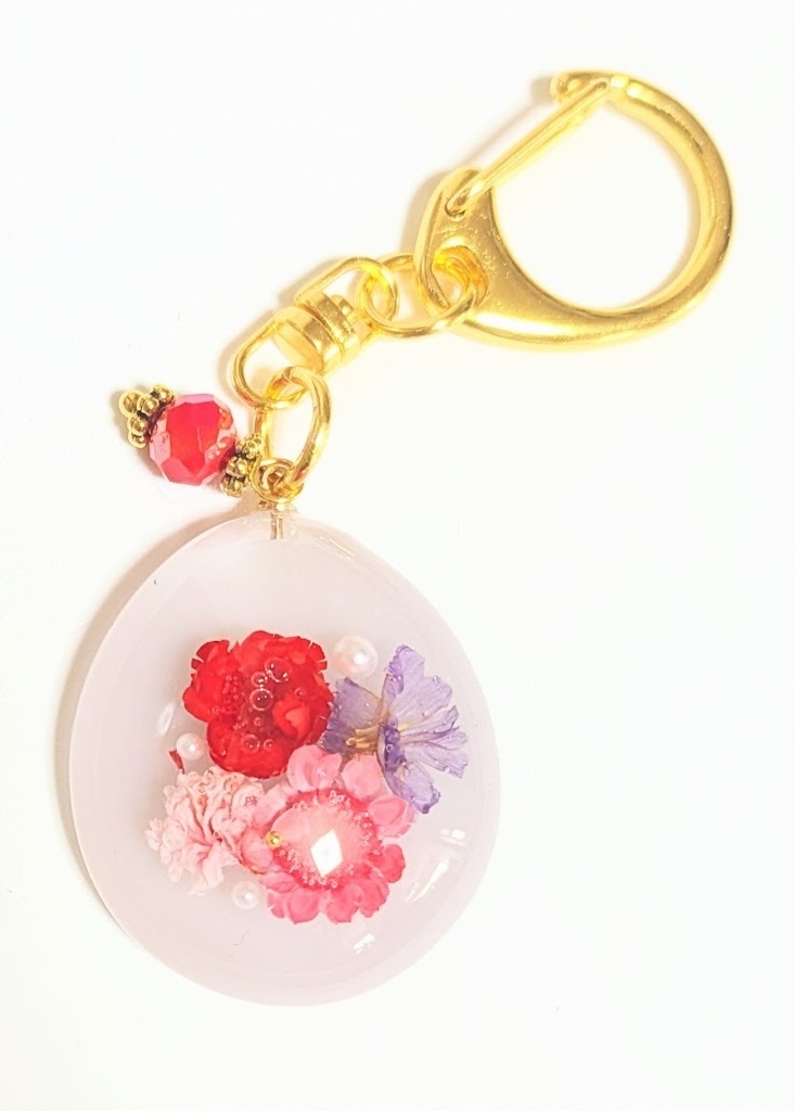 赤の華やかな花のレジンキーホルダー