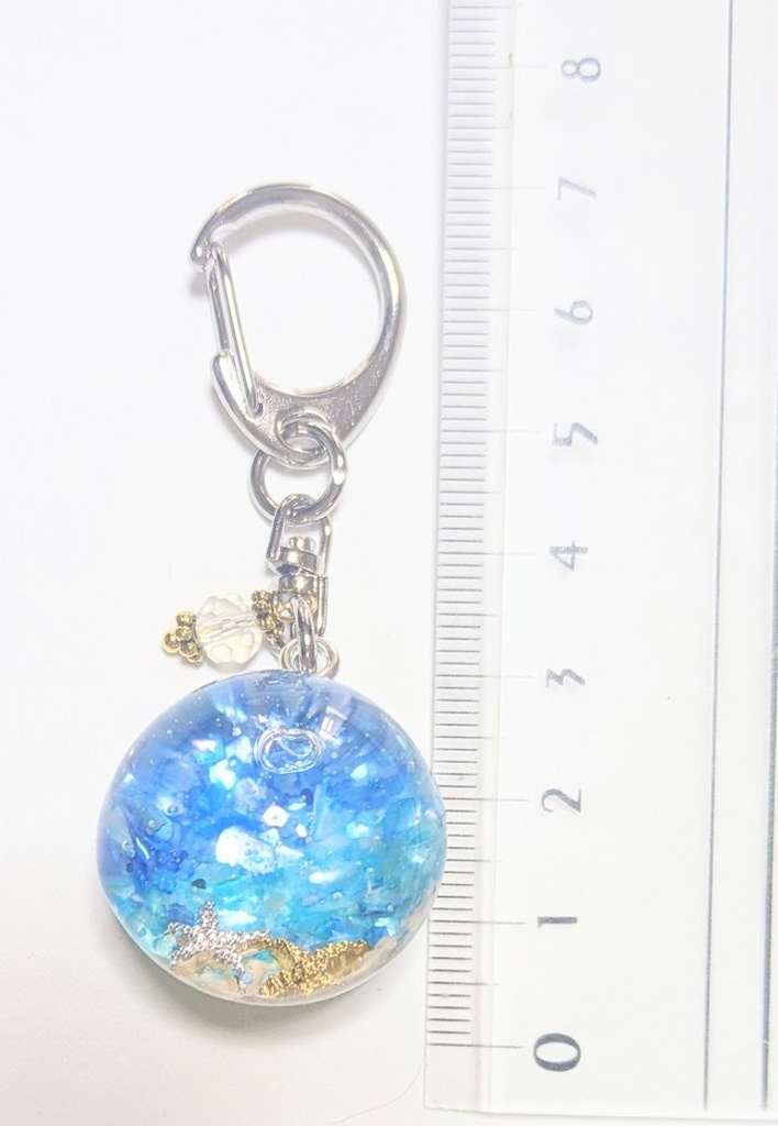 海岸モチーフの球体レジンキーホルダー