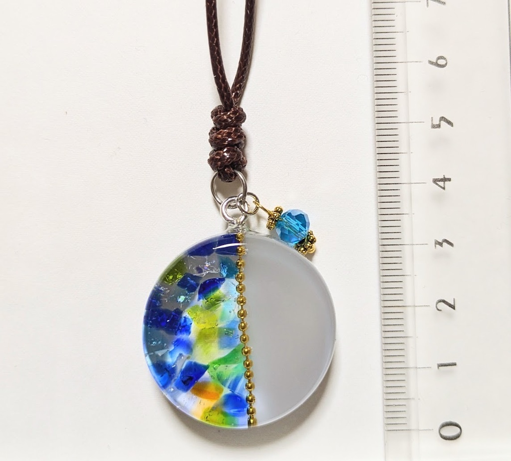 琉球ガラスとレジンのネックレス