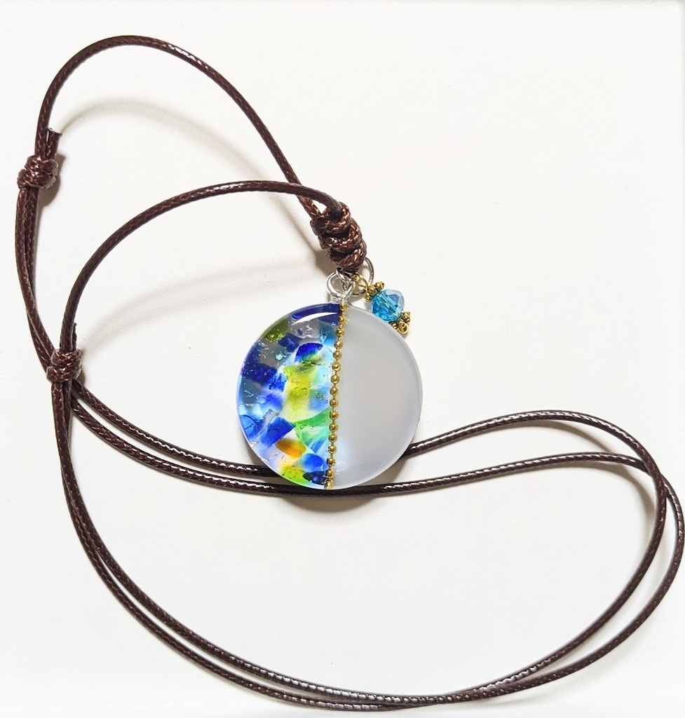 琉球ガラスとレジンのネックレス